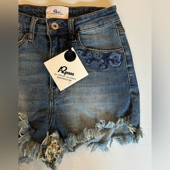 A2Jeans Denim Shorts - NWT - Embroidered - Size Small Raw Frayed Hem - Picture 2 of 8